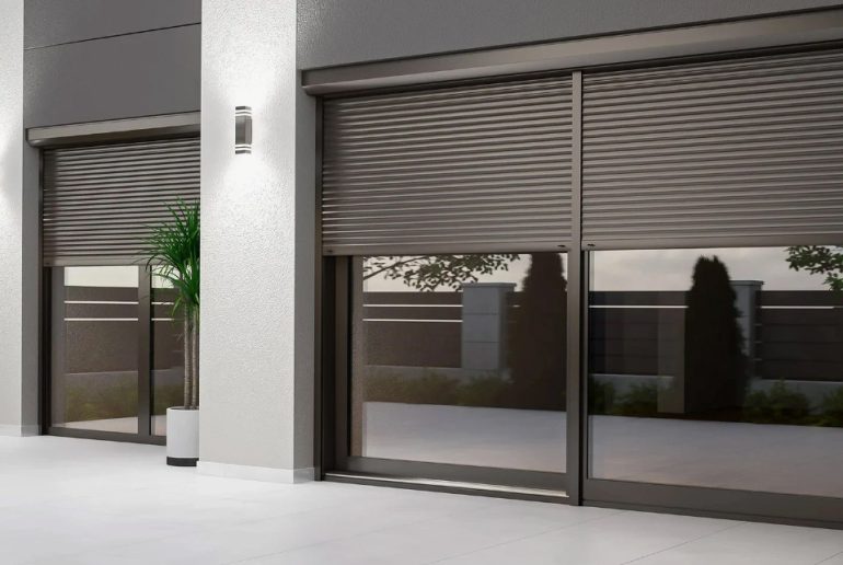 Автоматические ролеты-жалюзи против обычных: что реально удобнее и выгоднее